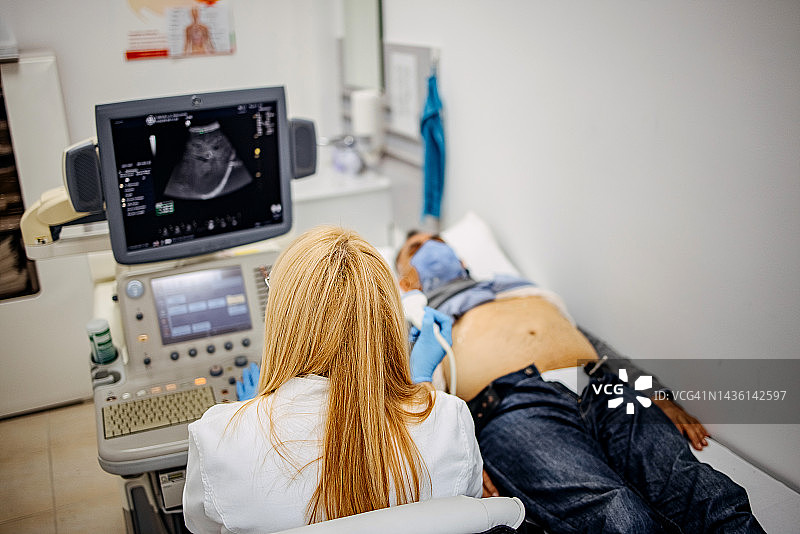 男病人进行腹部超声检查图片素材