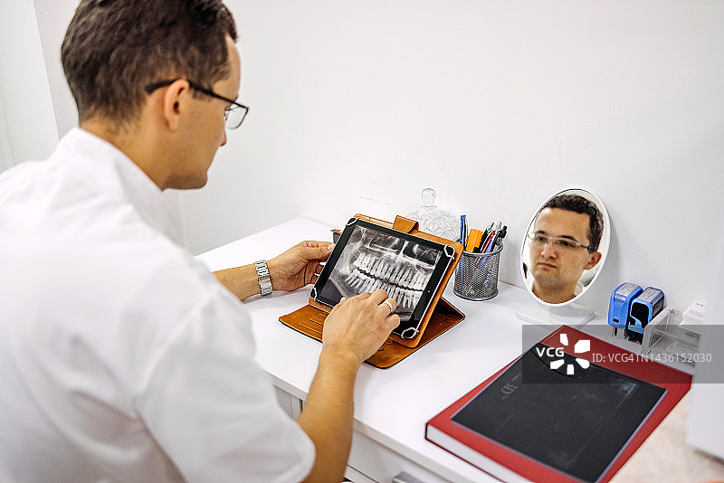 看这里，有个洞图片素材