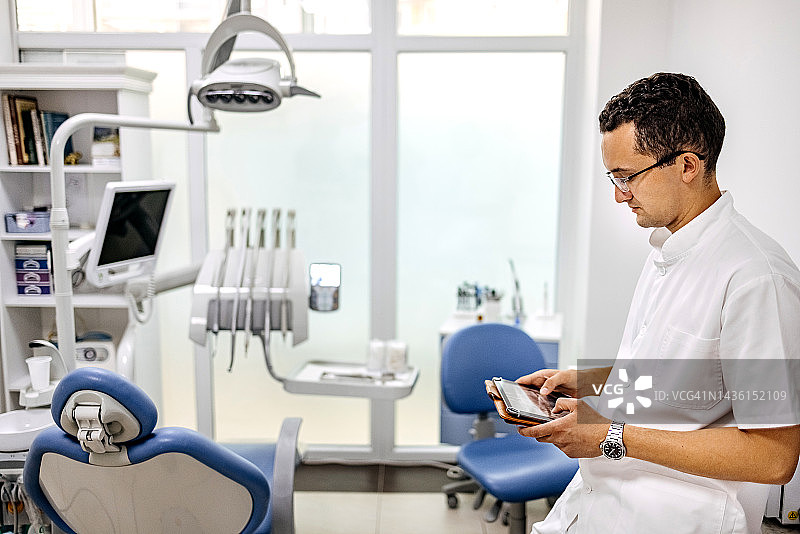 看这里，有个洞图片素材