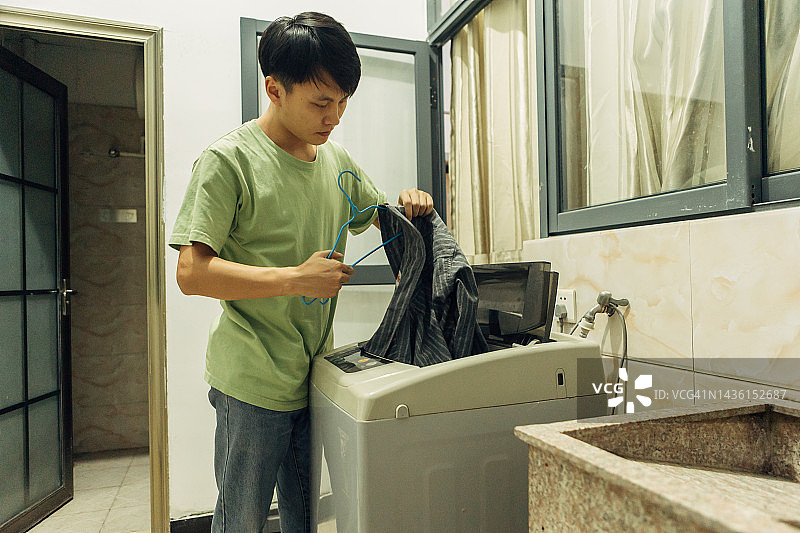 大学生用洗衣机洗衣服图片素材