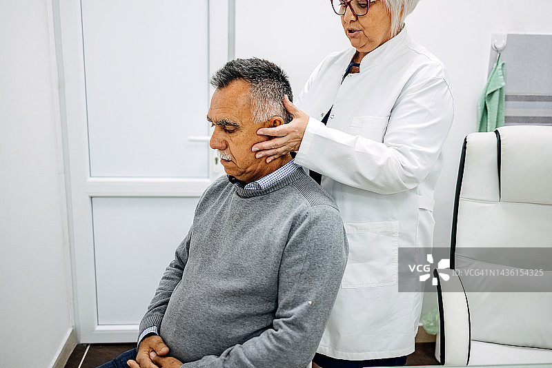 医生检查病人图片素材