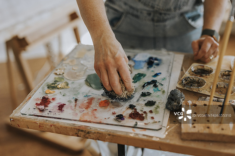 艺术家在工作室绘画图片素材