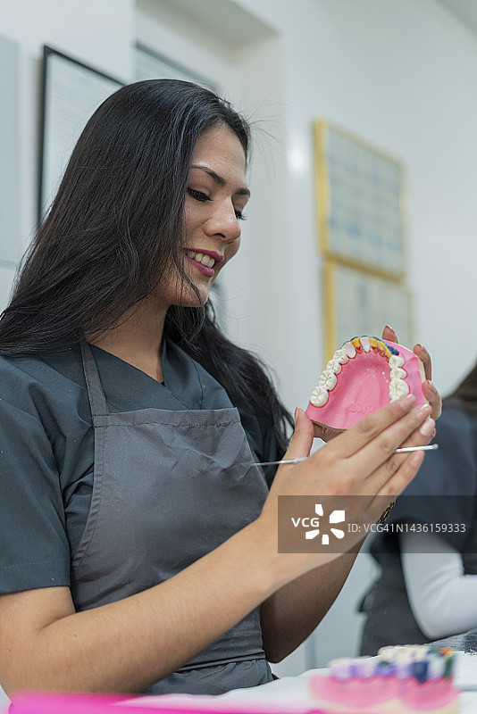 牙科学生在课堂上练习陶瓷牙齿图片素材