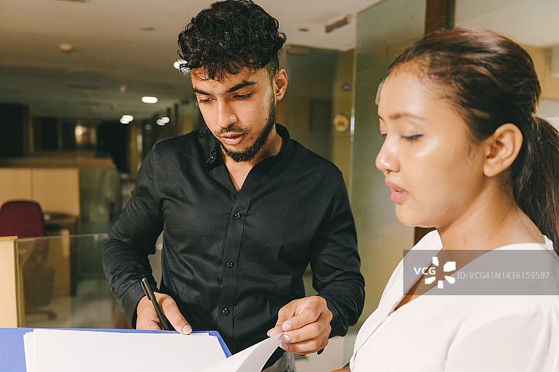 在办公室讨论的年轻商务人士图片素材