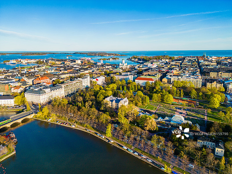 晴朗春夜赫尔辛基凯萨涅米区和市中心鸟瞰图图片素材