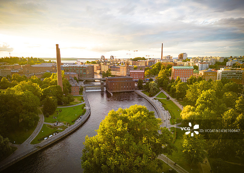 夏季傍晚的芬兰坦佩雷市中心坦梅尔科斯基河急流鸟瞰图片素材