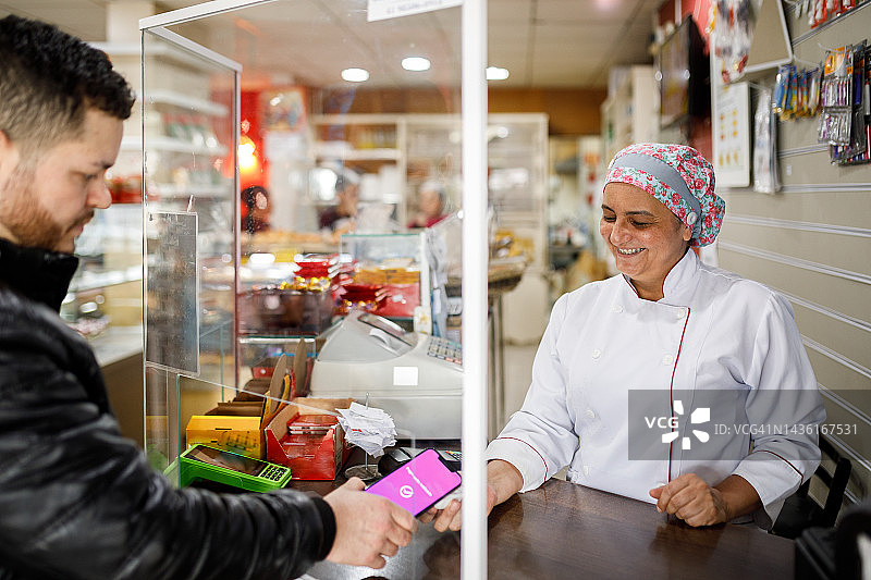 顾客使用非接触式手机支付图片素材