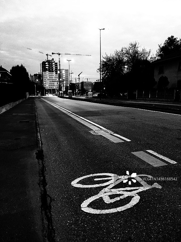 城市主干道上的自行车道图片素材