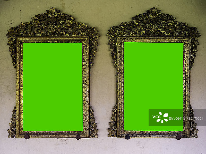 两个黑色漆器经典老式豪华工艺画框，带绿屏色键插入，背景类似于宫殿、城堡或博物馆风格。东南亚，顺化，越南图片素材