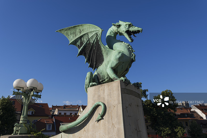 斯洛文尼亚，卢布尔雅那，龙桥上的龙雕像图片素材