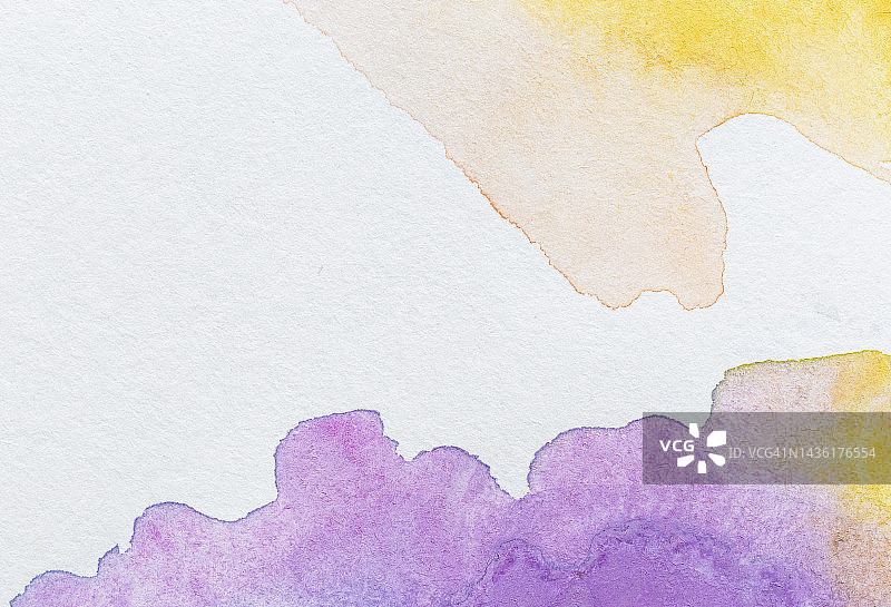 白色水彩纸上彩色水彩污渍的微距特写图片素材