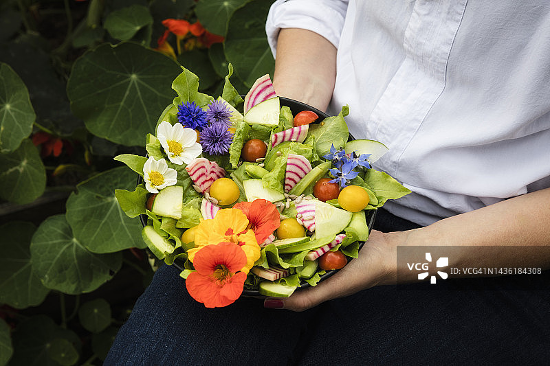 女人手捧素食沙拉碗局部特写图片素材