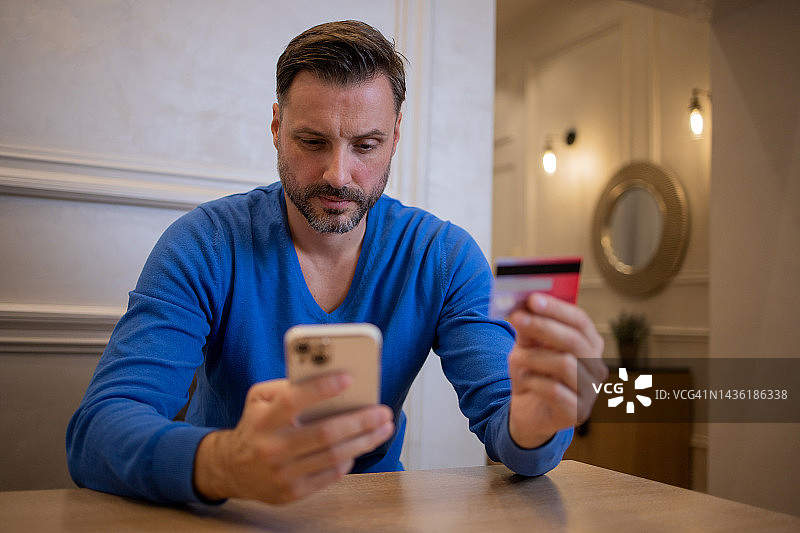 男子用她的信用卡在网上购物图片素材