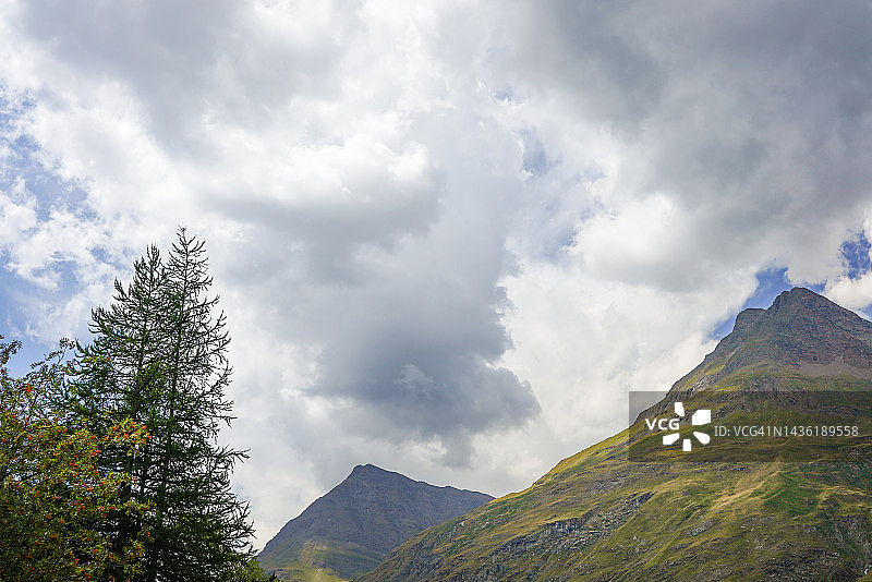 山与天空的景观图片素材