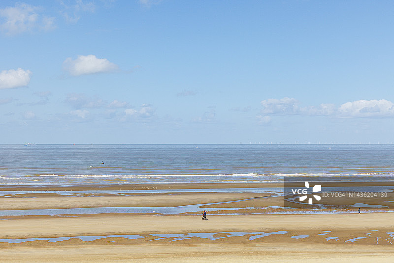 比利时西弗兰德斯德哈恩沙滩，背景是北海上清晰的地平线图片素材
