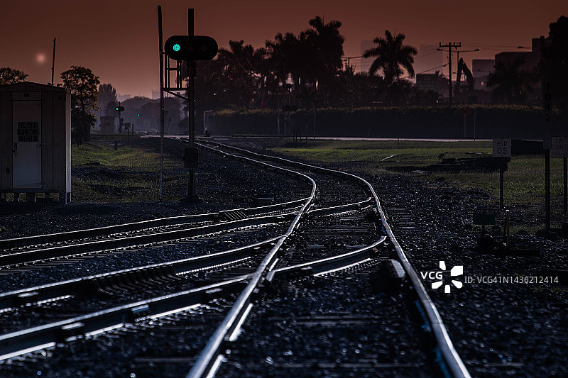 日落时的铁路轨道图片素材