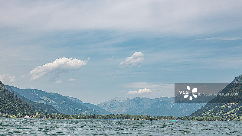 欧洲阿尔卑斯山环绕的策尔湖美景图片素材