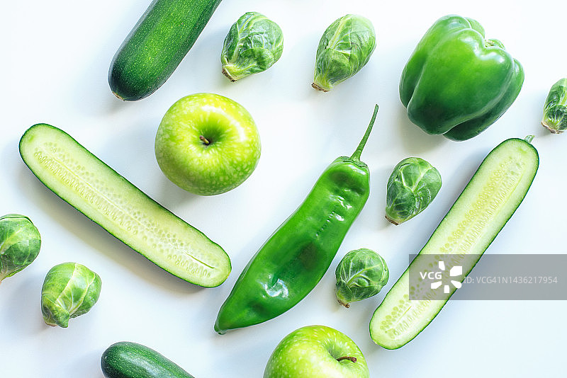 白色背景上的绿色蔬菜和水果图案图片素材