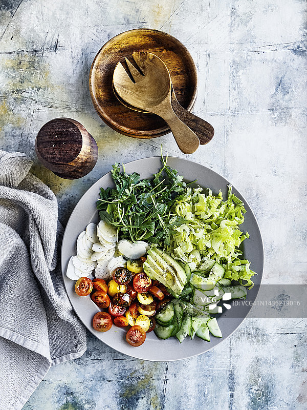 风化彩色背景上的新鲜沙拉拼盘图片素材