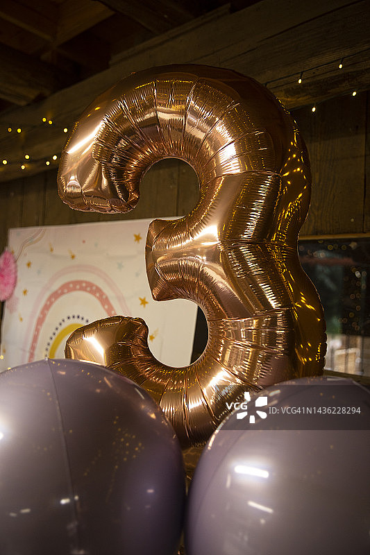 谷仓里幼儿生日派对上的3号大气球图片素材