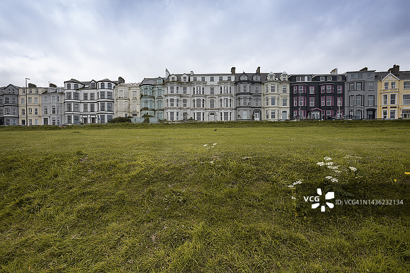 前景有草地的住宅楼图片素材