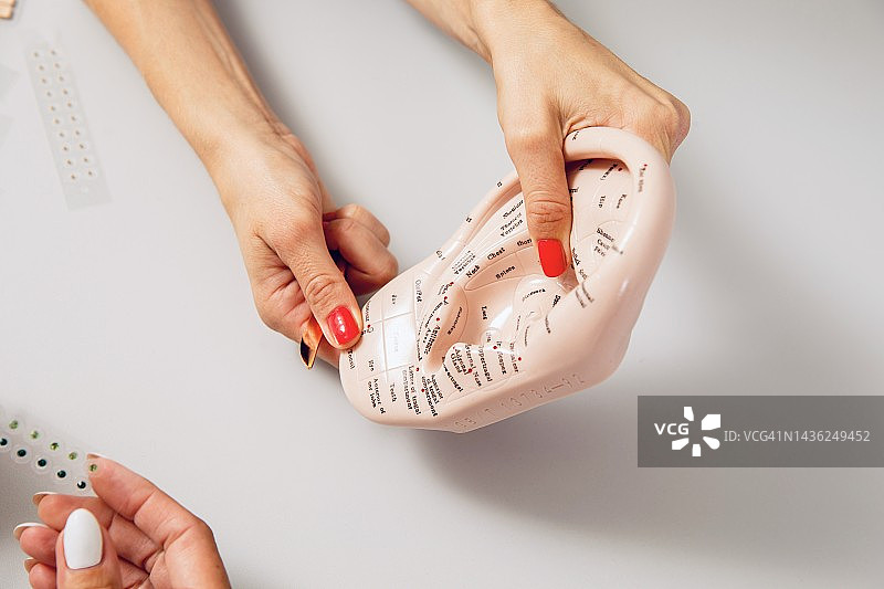 医生讲解磁疗耳贴耳穴疗法图片素材