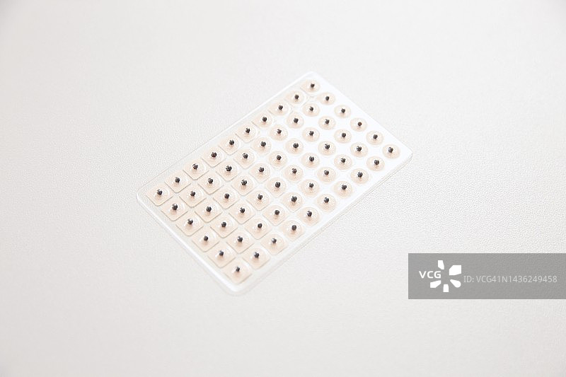 一套磁疗耳贴耳穴白台耳穴治疗图片素材