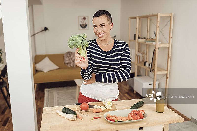 手持西兰花的女人 портрет图片素材