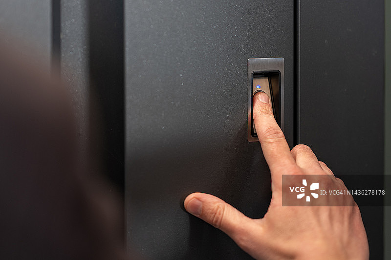 使用指纹扫描仪授予访问权限图片素材