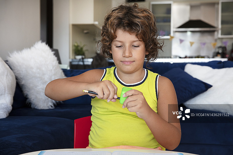 小男孩使用卷笔刀图片素材