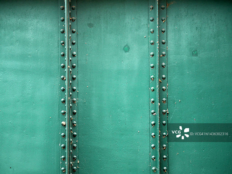 伦敦铁路桥铆接和绿色涂漆金属结构的特写图片素材