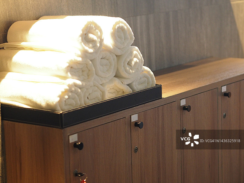 放置在木制柜子上的毛巾图片素材