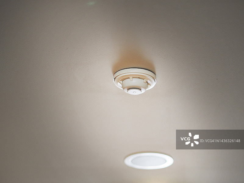 天花板上的烟雾探测器图片素材