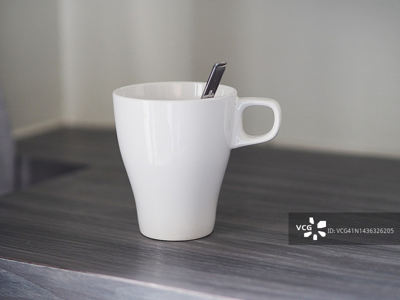 木桌上的白色咖啡杯图片素材