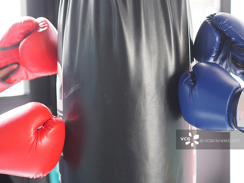 拳击手套击打沙袋图片素材