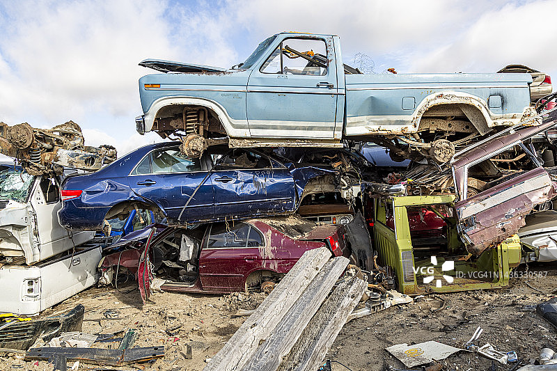 报废场里的一堆废弃车辆图片素材
