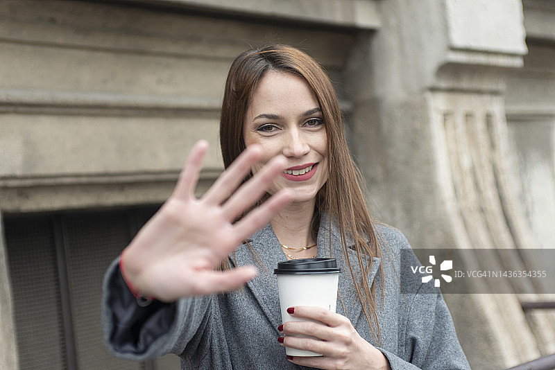 躲避镜头喝咖啡的女人图片素材