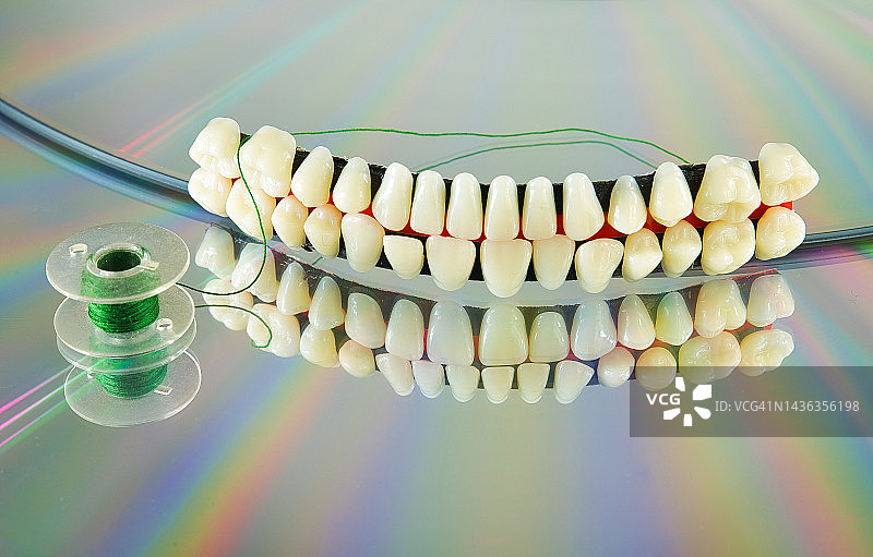 使用绿色缝纫线清洁牙齿图片素材