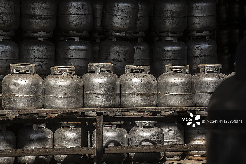 堆放在卡车上的煤气罐图片素材
