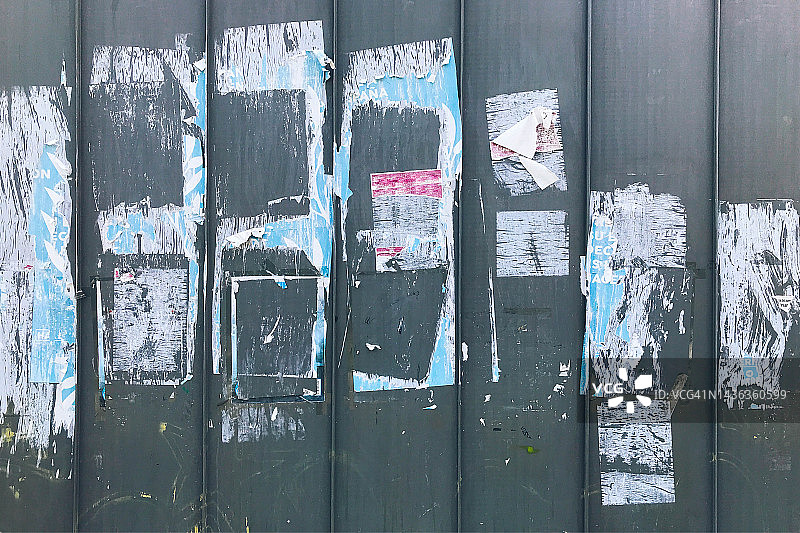 带有刮痕海报的墙面图片素材