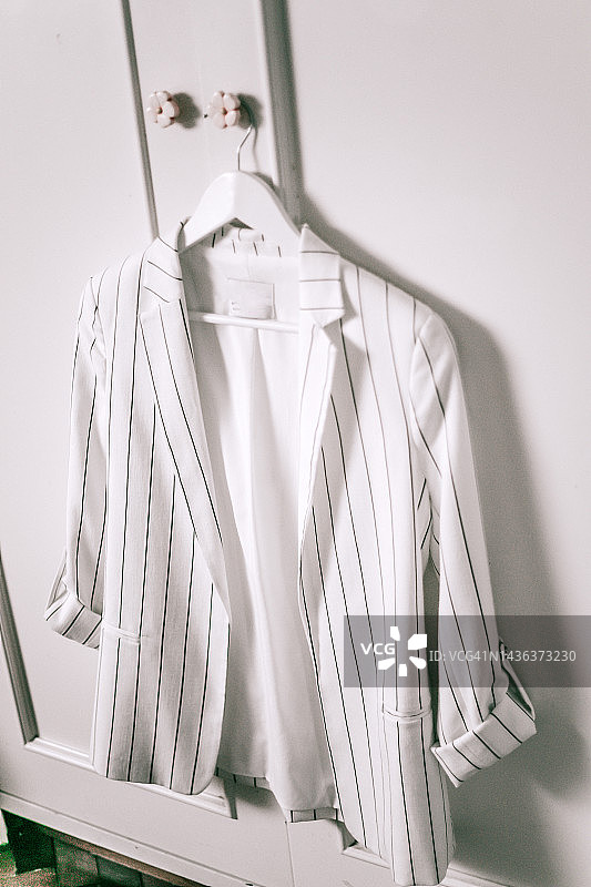 白色墙壁上的白色外套图片素材