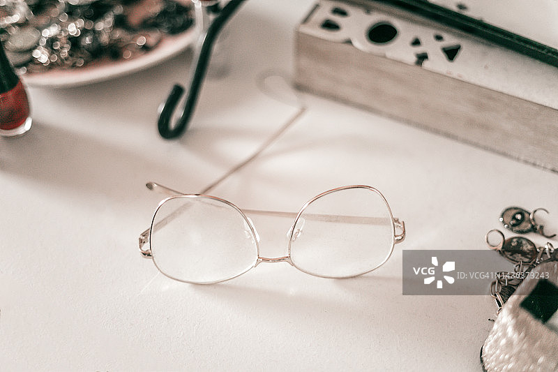 家中桌子上带阴影的眼镜图片素材