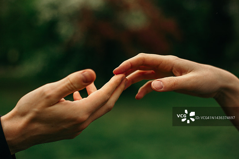 情侣手牵着手图片素材