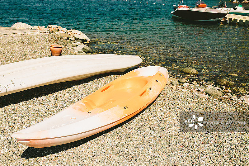 岸边的皮划艇图片素材