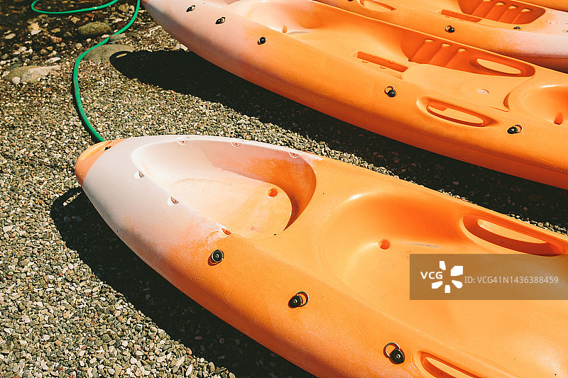 岸边的皮划艇图片素材