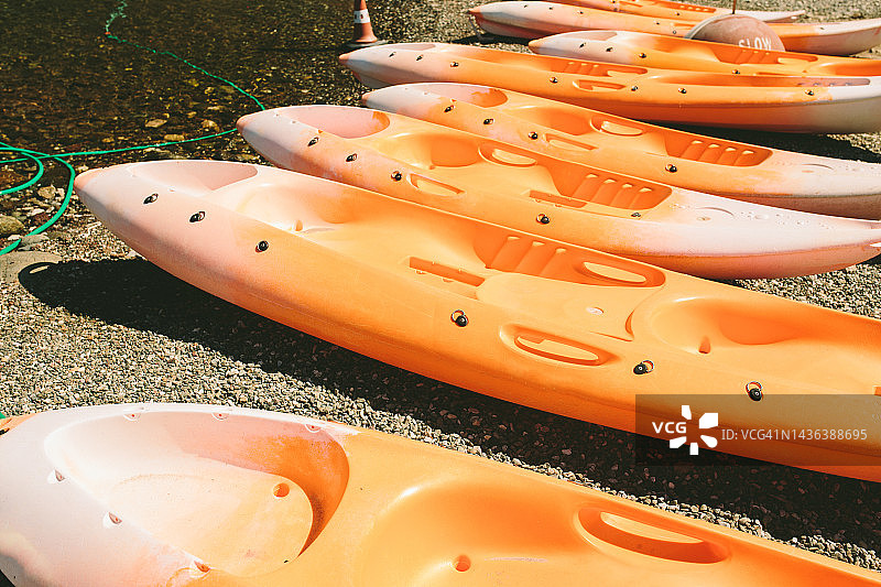 岸边的皮划艇图片素材