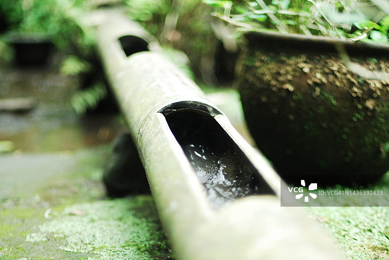 竹筒出水图片素材