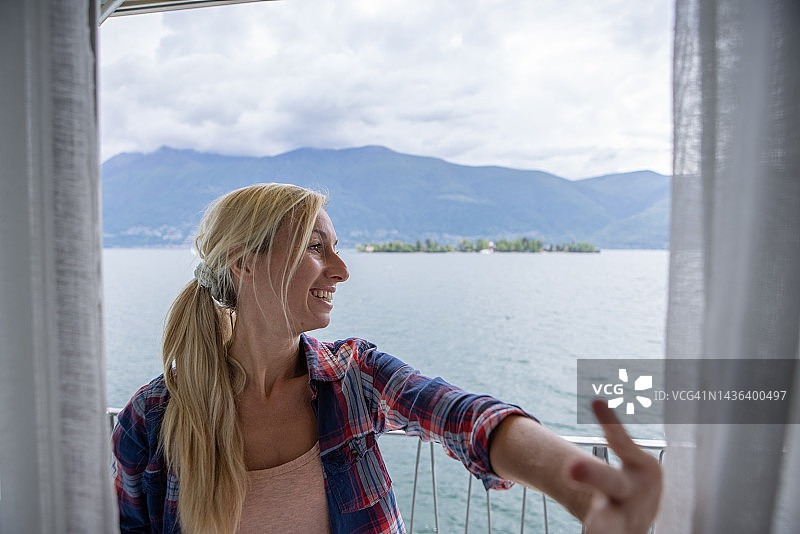 女人在房间里拉开窗帘图片素材