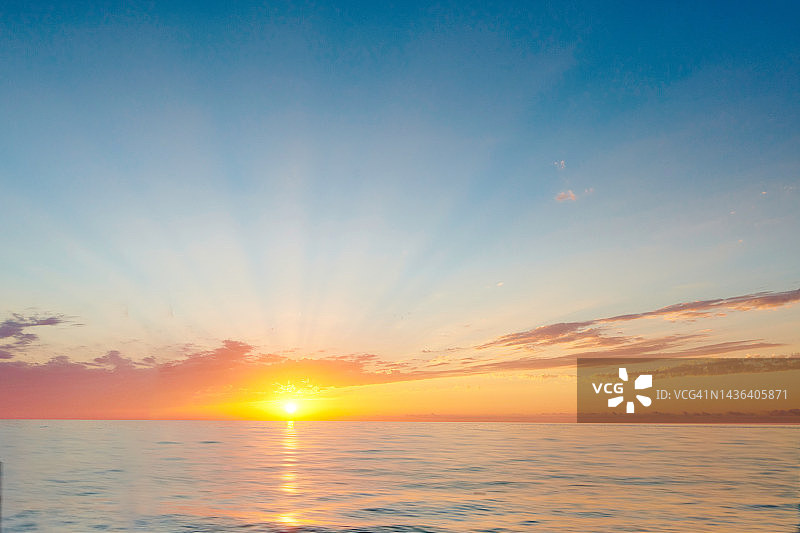海上的日出：美丽的云彩，文本预留位置图片素材