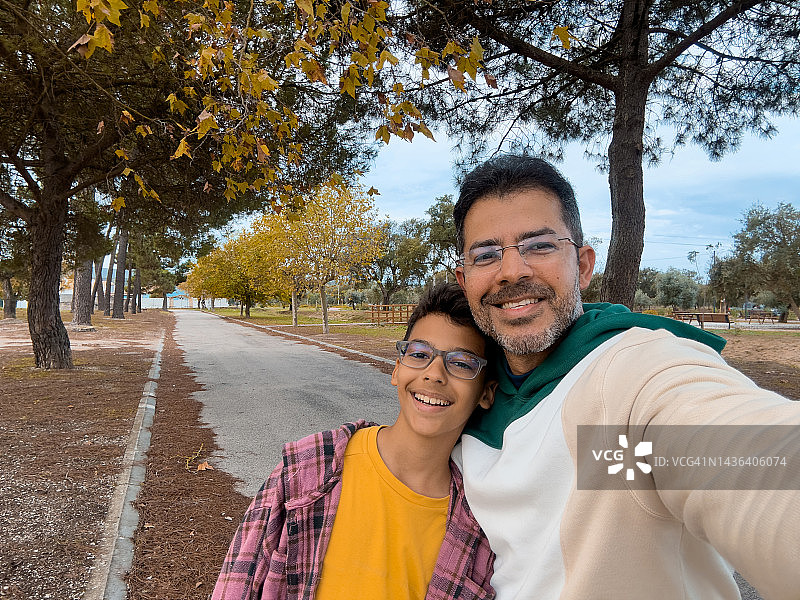 在公园里的父子图片素材